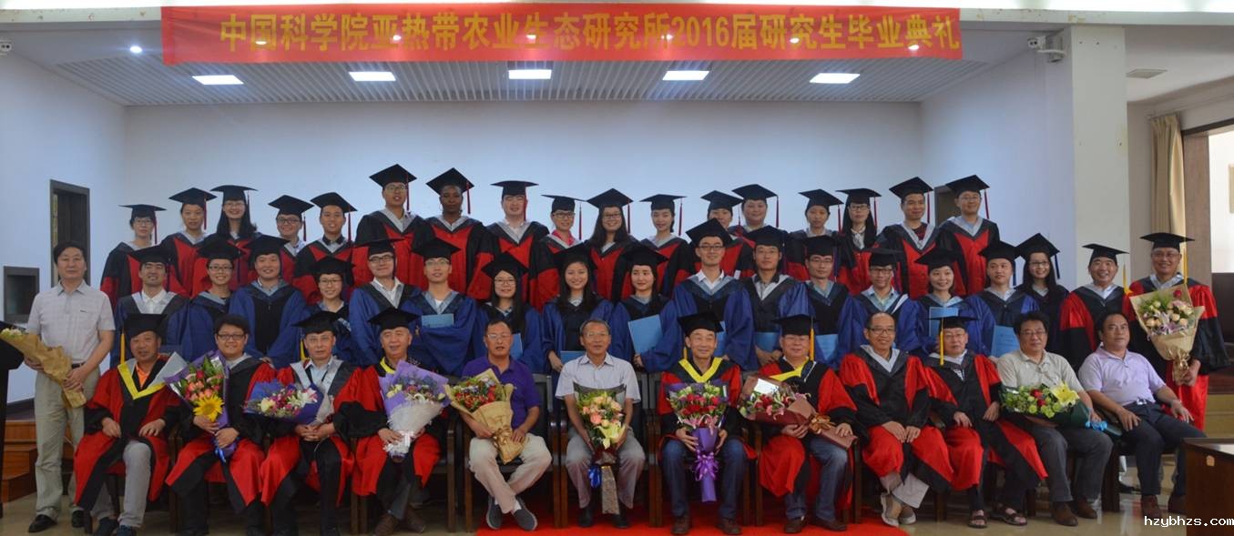 2016届毕业生与导师合影