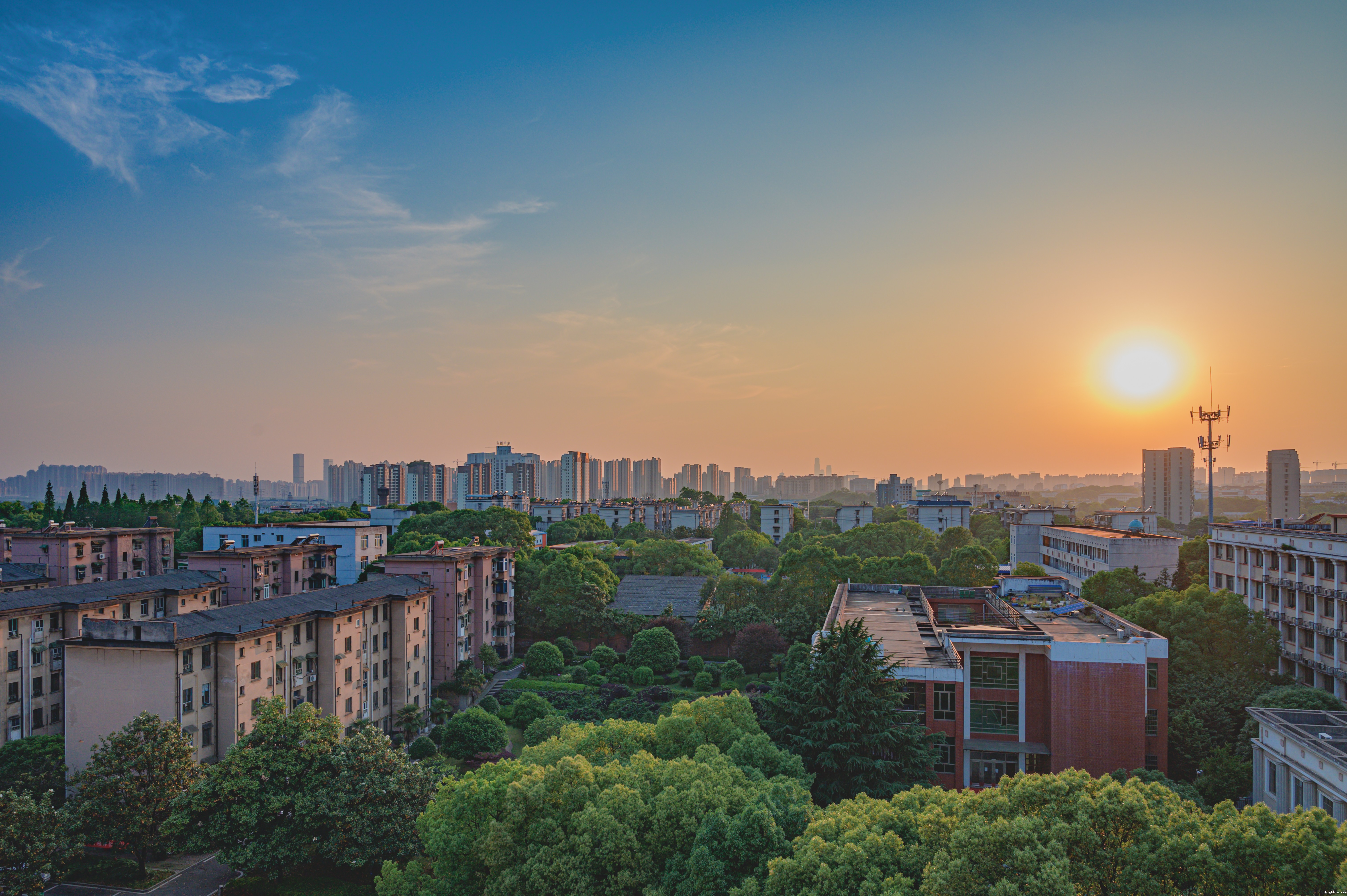 夕阳中的研究所（陈文勋摄）