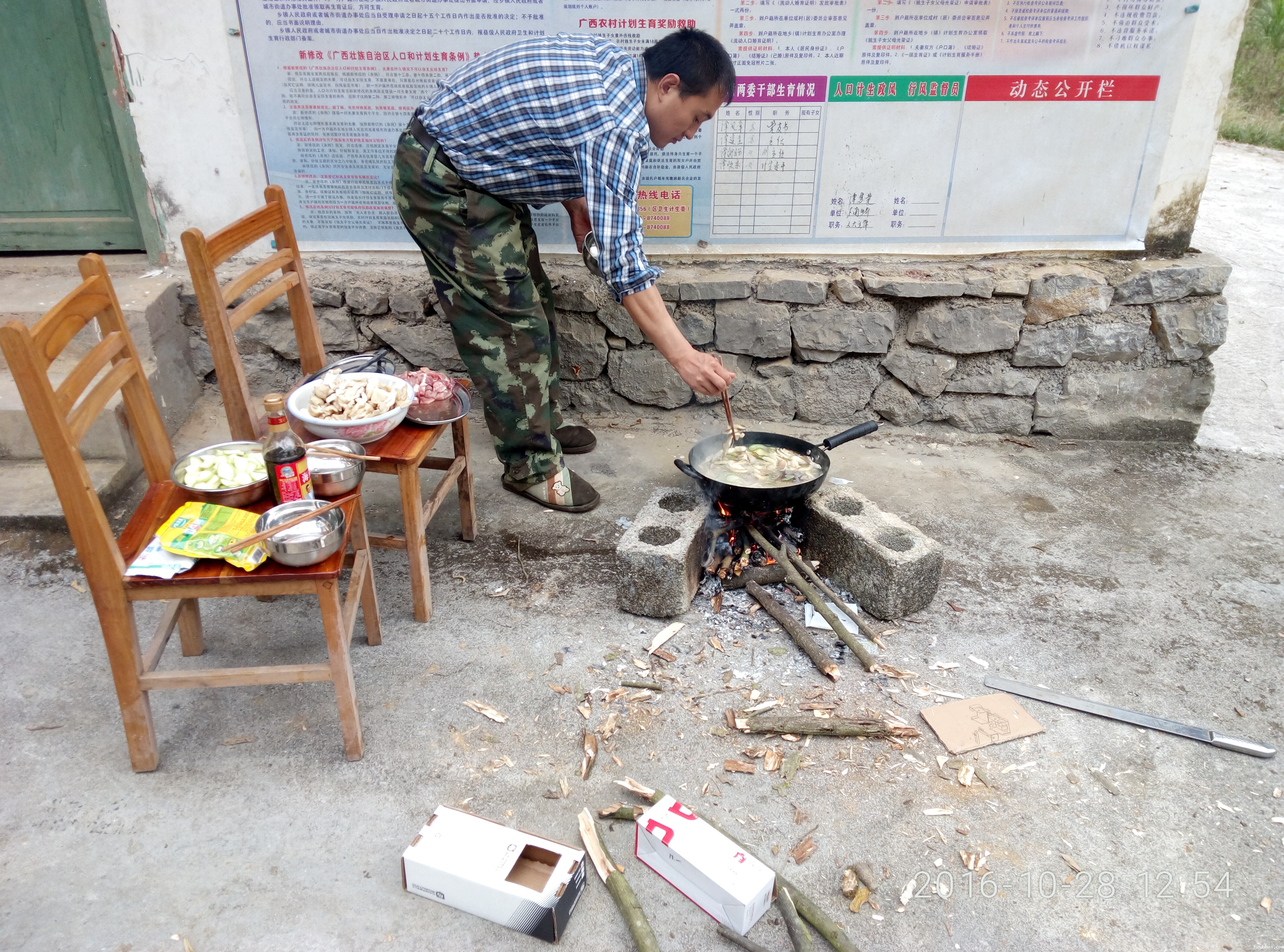 野外采样就地生火做饭（张耀华摄）