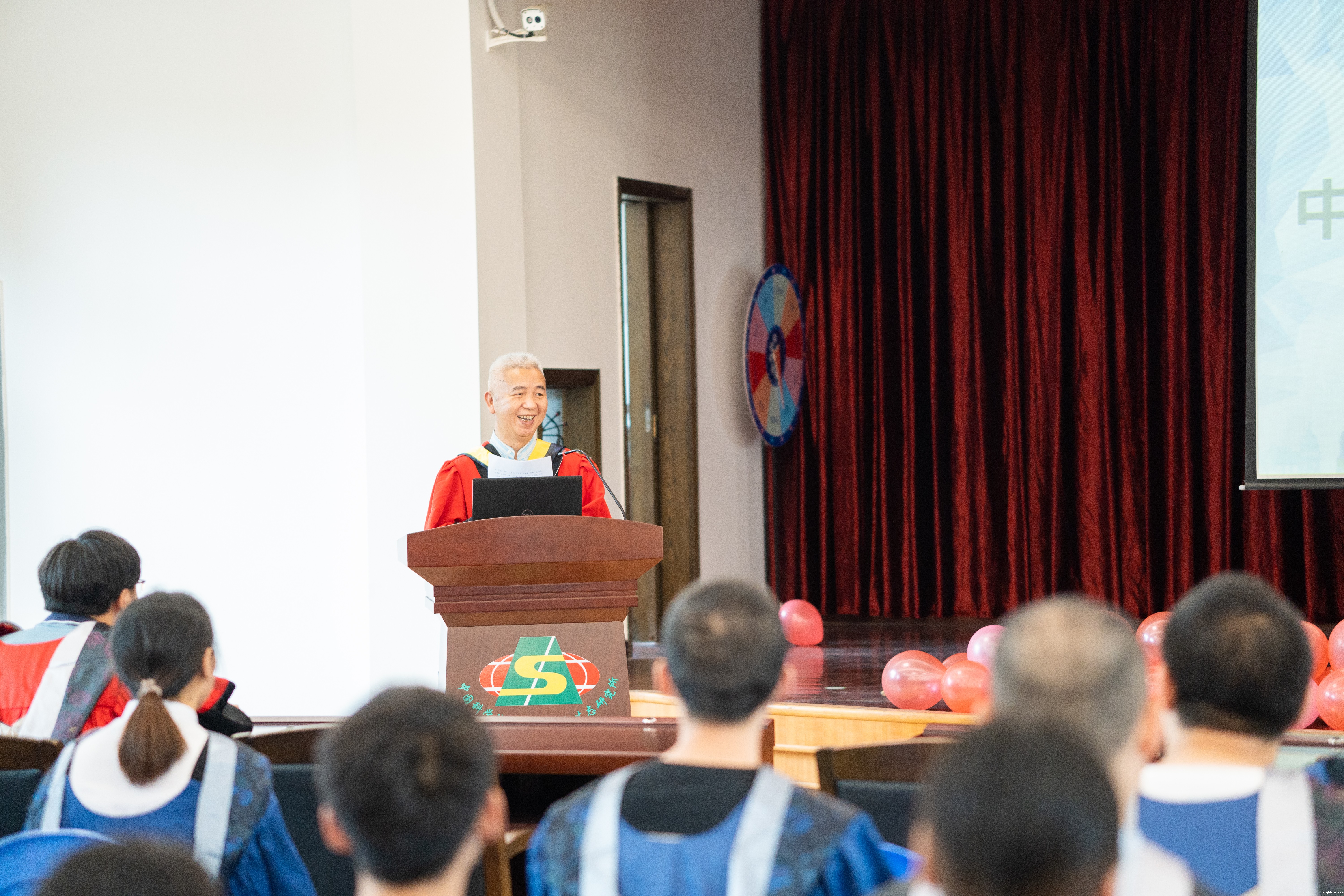 谭支良所长在2021届毕业典礼中致辞（韩萌萌摄）