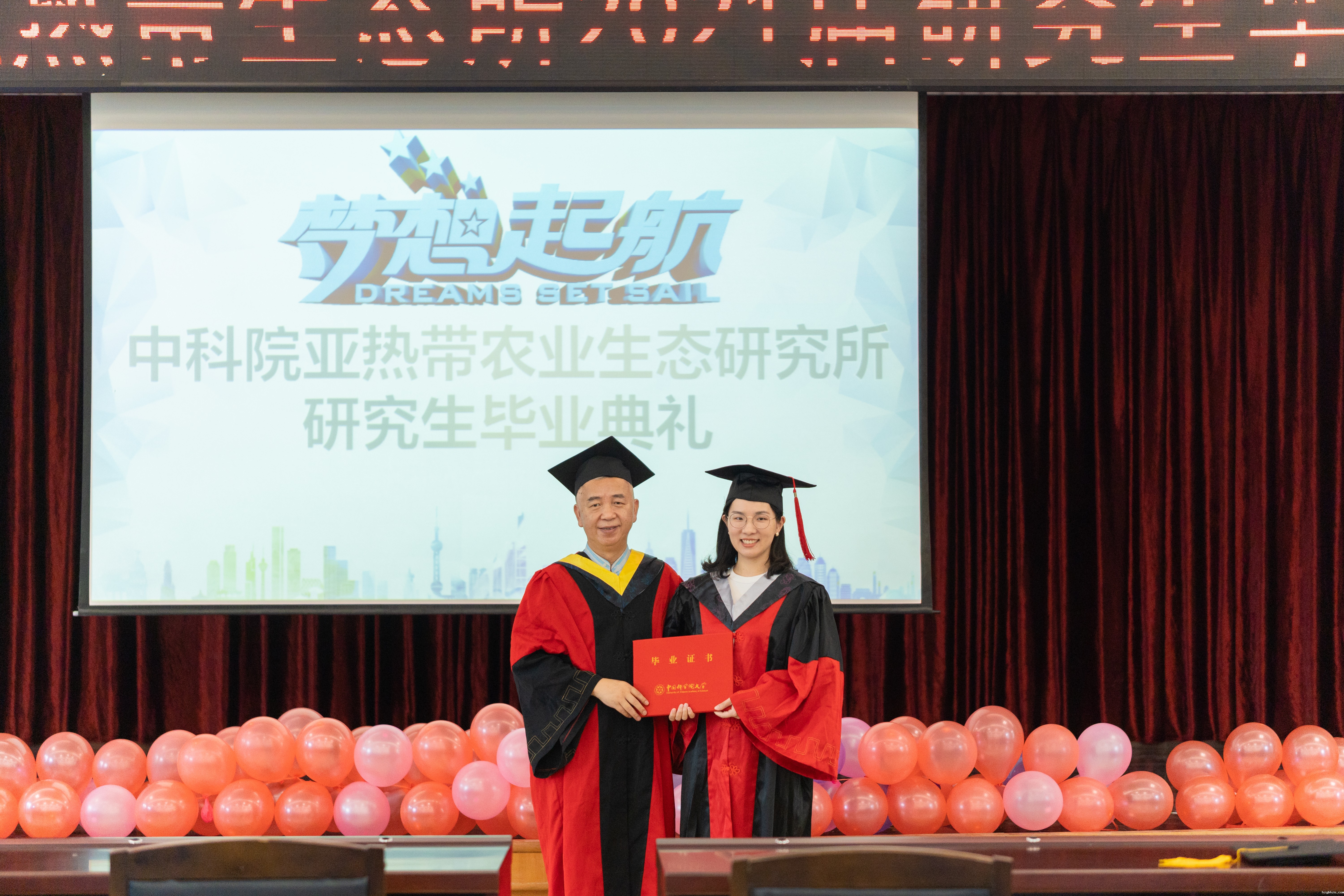 谭支良所长颁发毕业证书（韩萌萌摄）