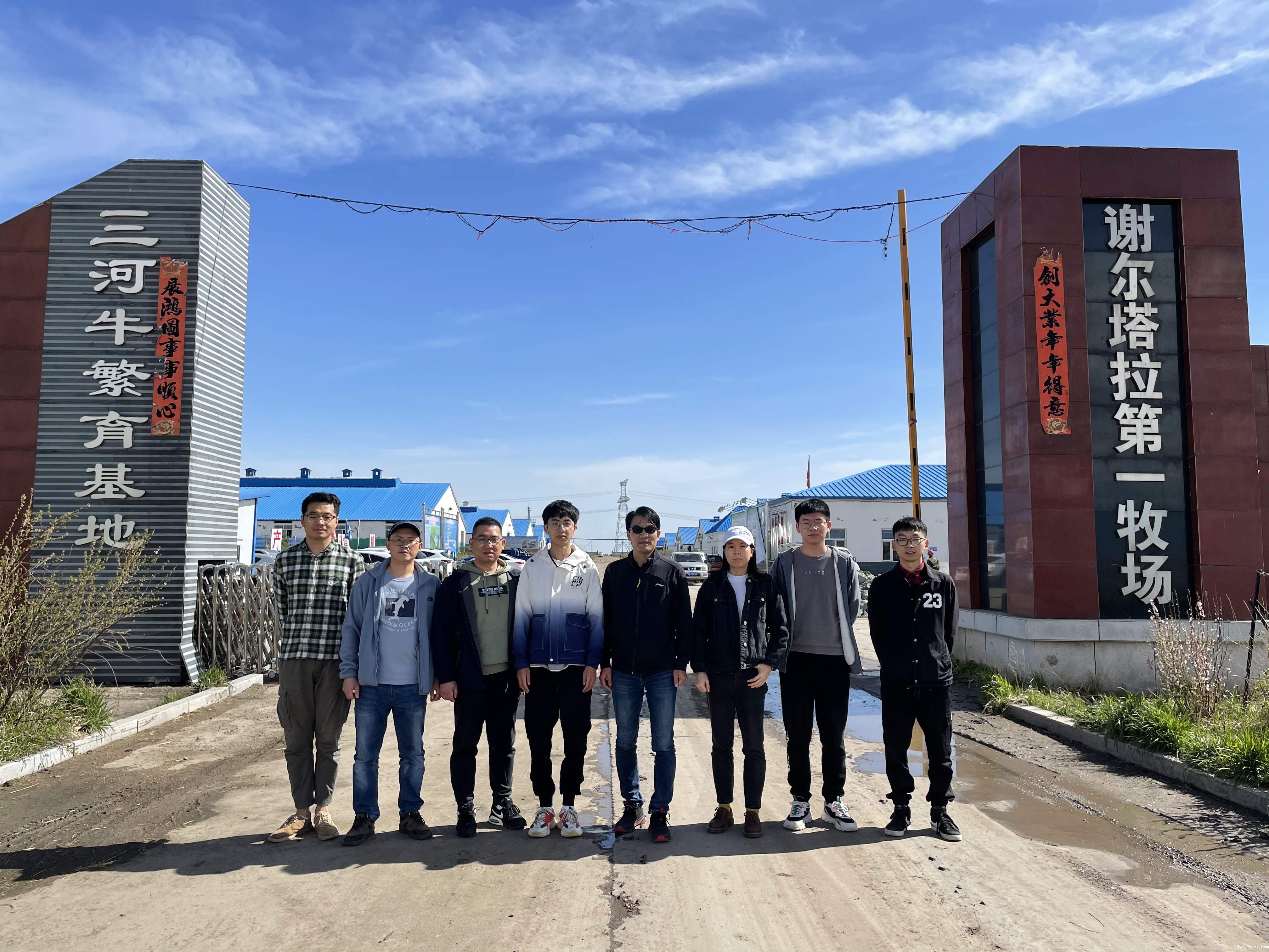 反刍组在中科院先导草牧业项目内蒙牧场采样合影